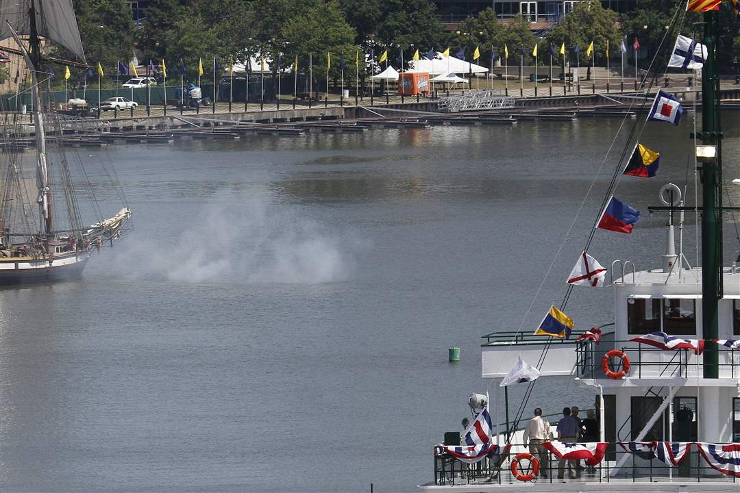 Lynx-schooner-firing-the-cannons-near-docks