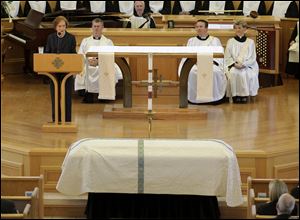 Former first lady Rosalynn Carter delivers a eulogy during the funeral for former first lady Betty Ford at St. Margaret's Episcopal Church.