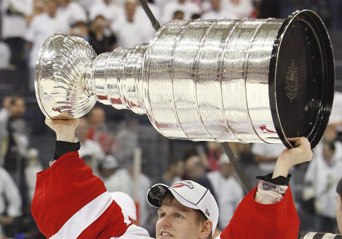 Detroit goalie Chris Osgood retires after 17 seasons, 3 Stanley Cups.