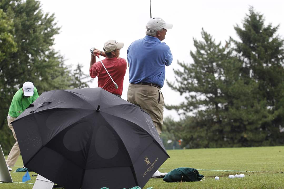 Senior-Open-golfers-practice-umbrella
