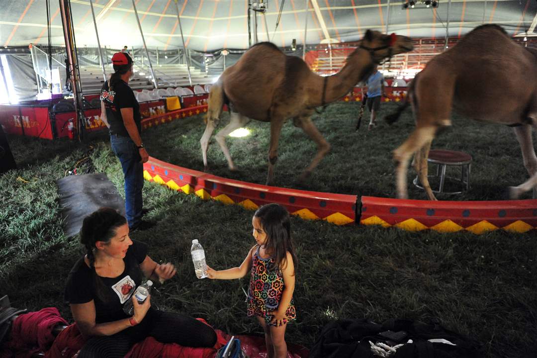 KM-Circus-Sara-and-Gigi-Greene