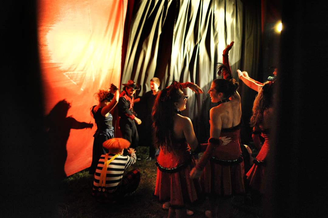 KM-Circus-curtain-closes