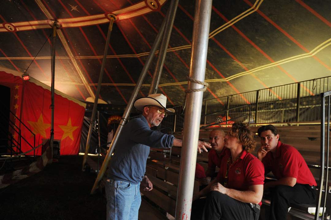 KM-Circus-owner-employees