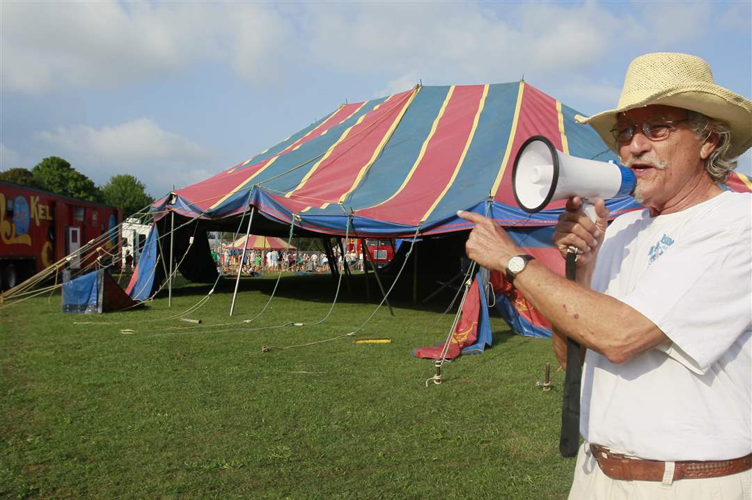 Lucky-Eddie-talks-to-crowd