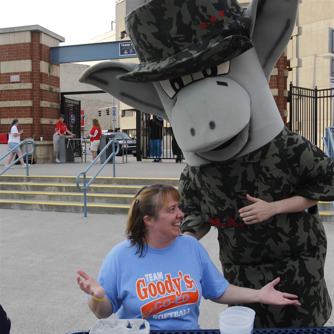 Mud-Jens-Carolyn-Smith-Jamie-Farrmadillo