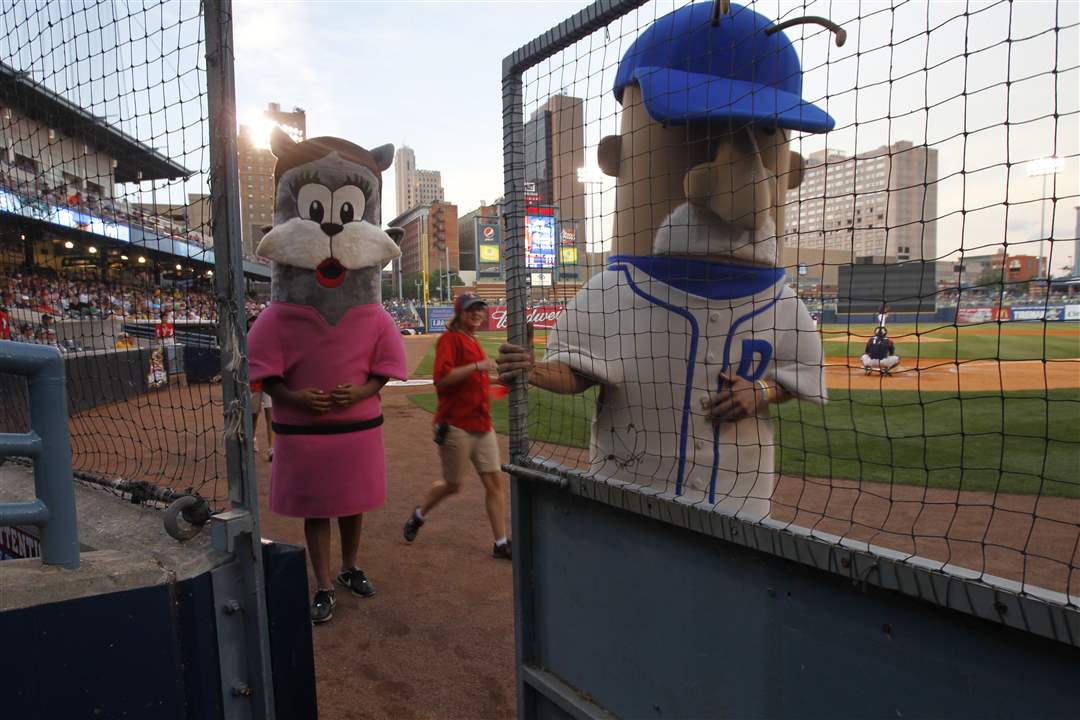 Mud-Hens-Kitty-Holmes-Jim-Flealand