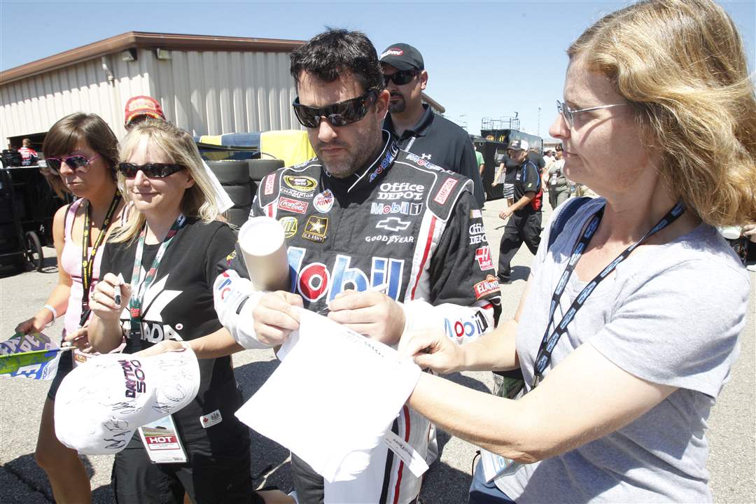 MIS-Tony-Stewart-Fans-pits