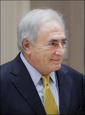 Prosecutors have asked a judge to dismiss the charges against former IMF head Dominique Strauss-Kahn, who has been sexual assault of a maid in a New York hotel.