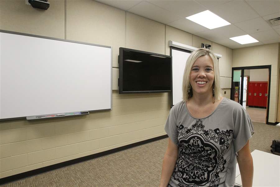 Rogers-Principal-Kelly-Welch-shown-distance-learning-lab