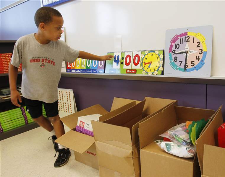 Devon-Sanders-looks-at-new-room-in-Beverly-School