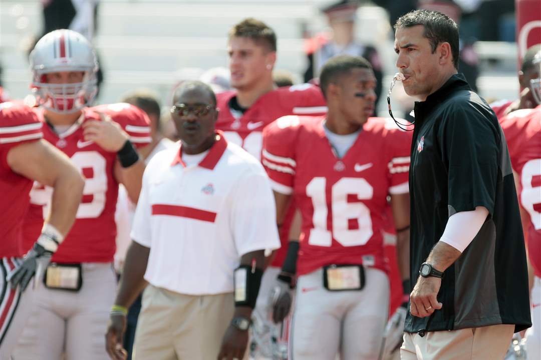 Luke-Fickell-oversees-pregame-warmups