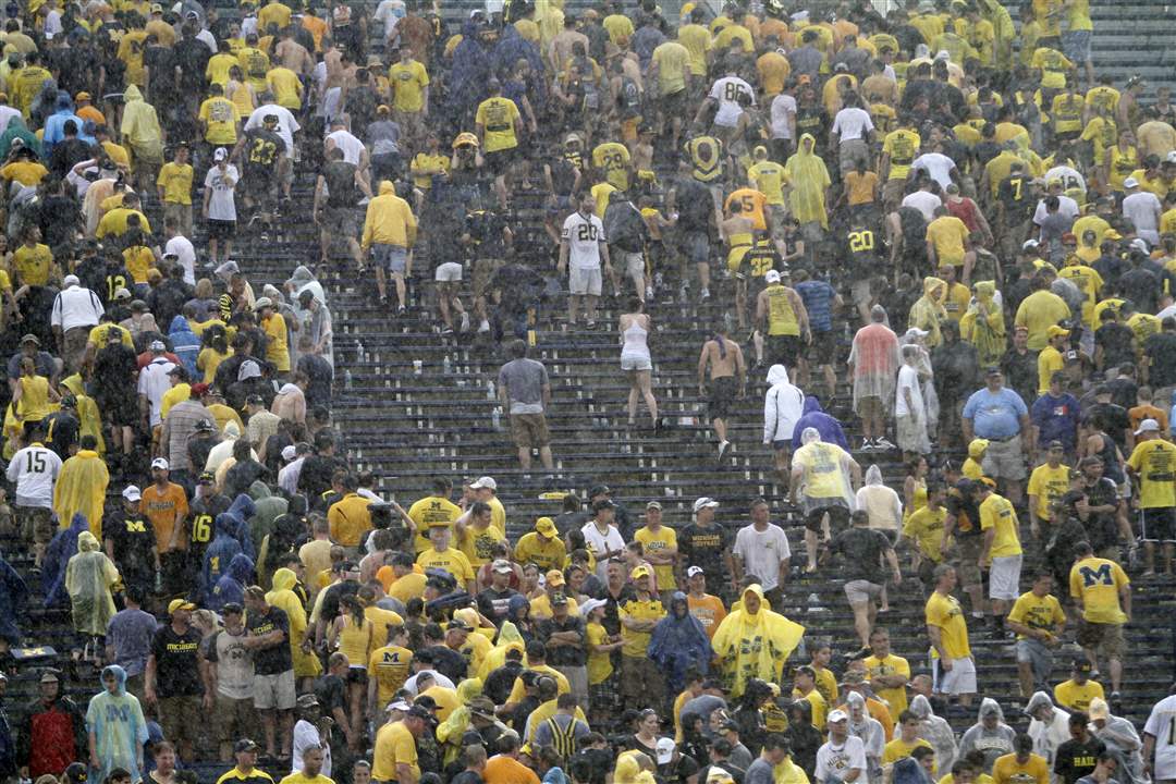 Rain-forces-Michigan-fans-to-head-for-exits