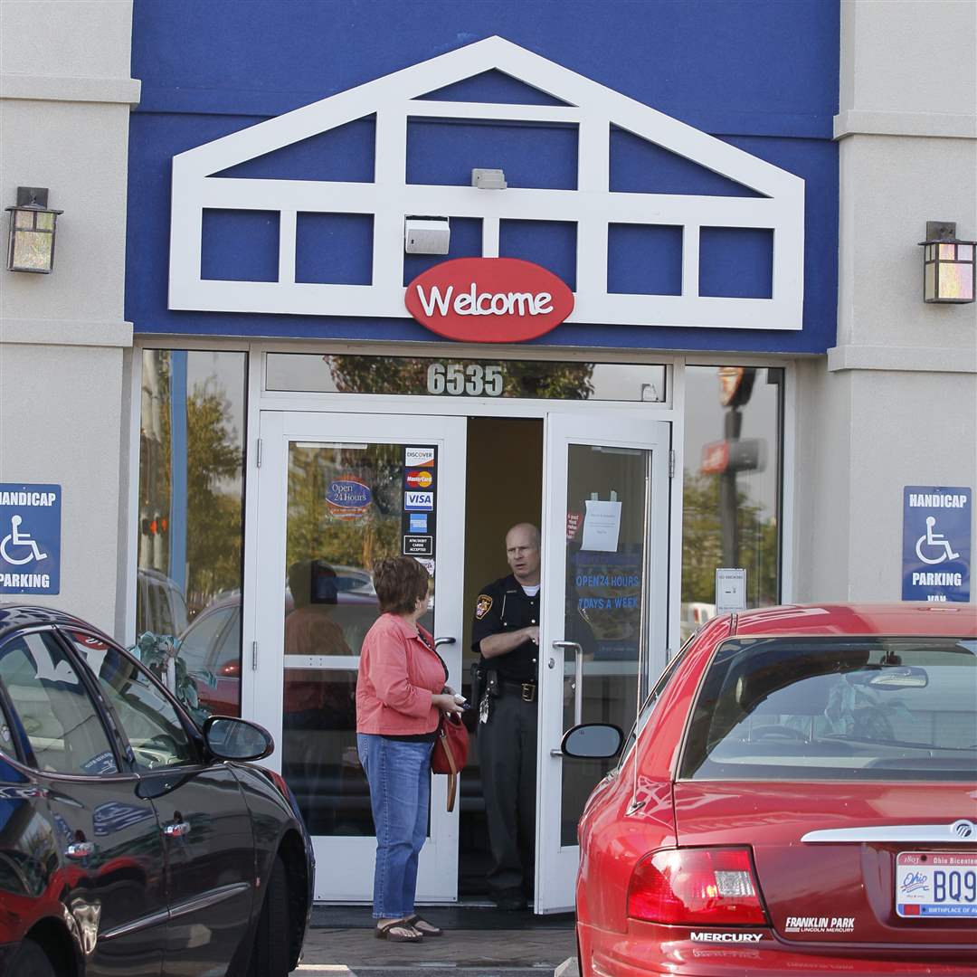 IHOP-Airport-customer-sheriff-deputy