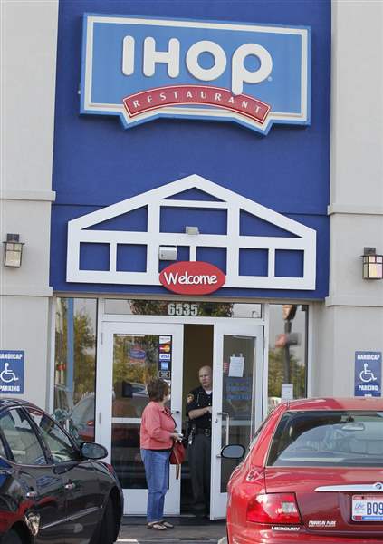 IHOP-Airport-customer