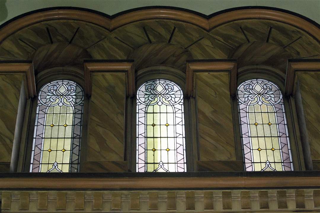 Original-stained-glass-windows-of-the-Auglaize-County-courthouse