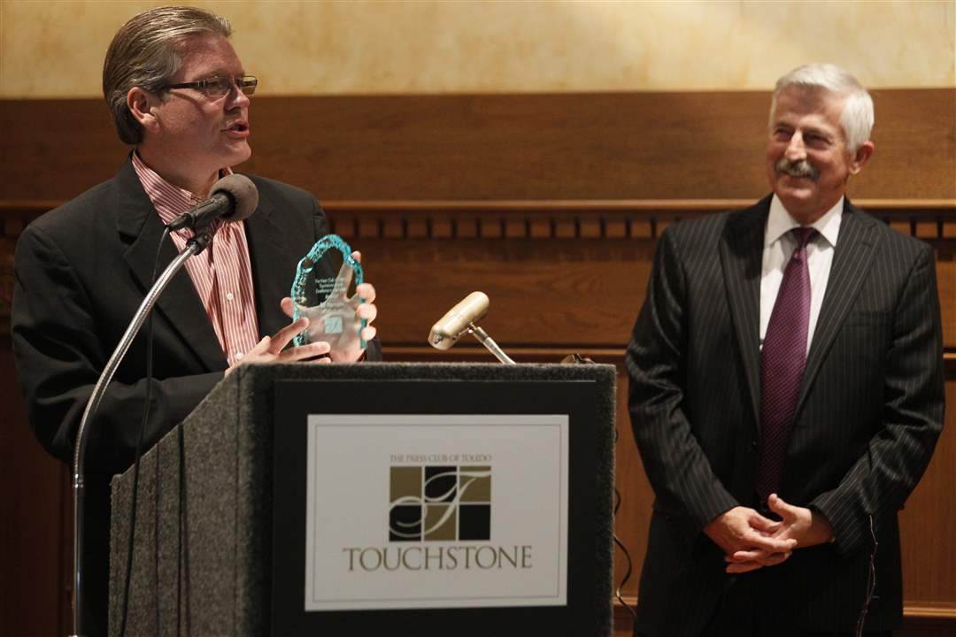 Bill-Hormann-of-13-ABC-accepts-an-Excellence-in-Journalism-award