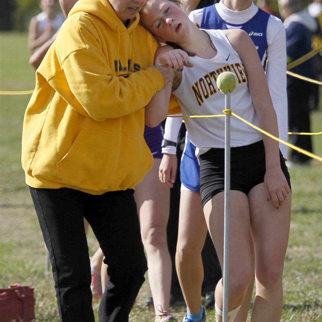 Karma-Vince-left-helps-Sylvania-runner-Moe-Dean-through-the-chute