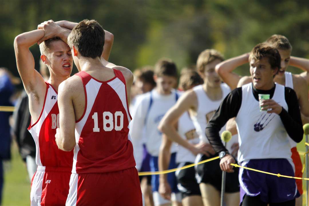 Bowling-Green-runner-Marshall-Kobylski-aids-teammate-Brian-Seymour