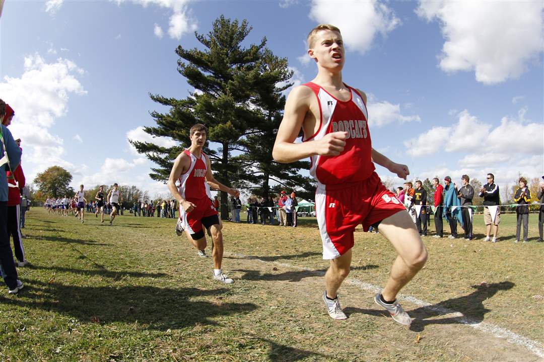 Bowling-Green-runners-Marshall-Kobylski-left-and-Brian-Seymour-stay-together