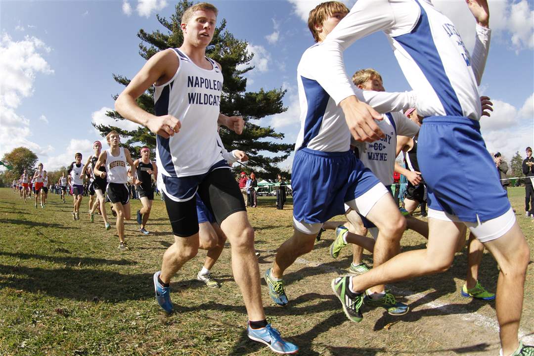 NLL-champion-Steve-Weaver-fights-his-way-throught-he-pack-in-early-going