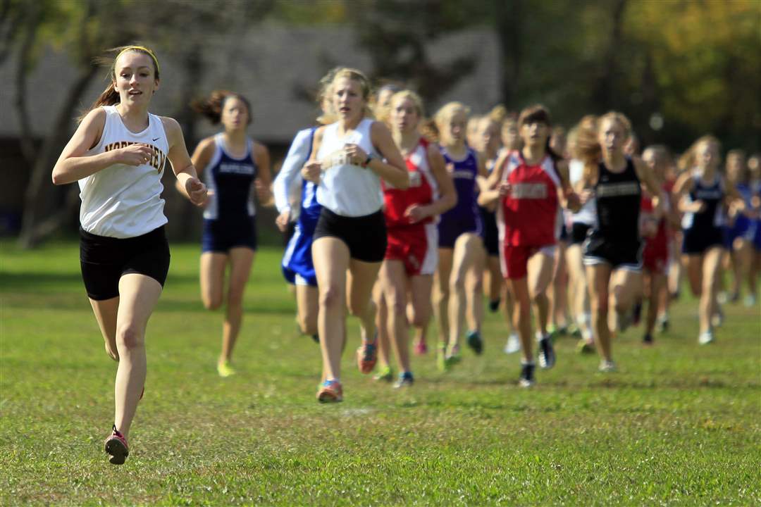 Sylvania-Northview-s-Alison-Work-fends-off-the-pack