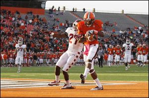 Bowling Green's Shaun Joplin makes a touchdown catch against Temple's Zamel Johnson in the fourth quarter to give BG the lead at Doyt Perry Stadium.
