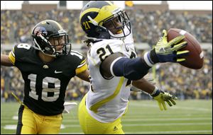 Michigan’s Junior Hemingway tries to catch a pass in front of Iowa cornerback Micah Hyde in the end zone during the final seconds on Saturday. The officials said he never got control. UM players disagree.

associated press