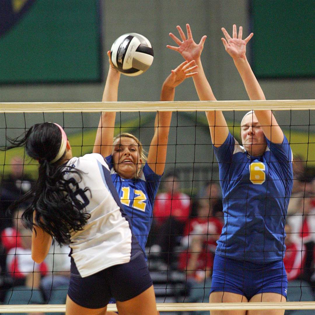 St-Ursula-s-Madison-Strall-12-and-Cassidy-Croci-6-try-to-block-a-spike