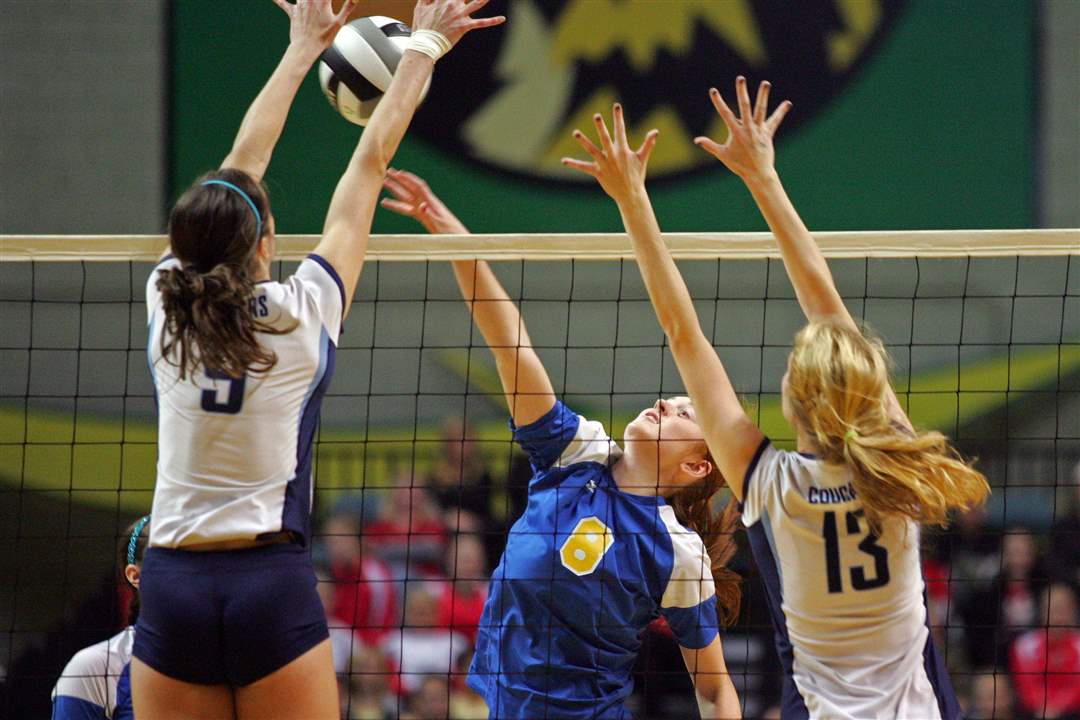 St-Ursula-s-Lauren-Graves-8-spikes-on-Notre-Dame-defenders