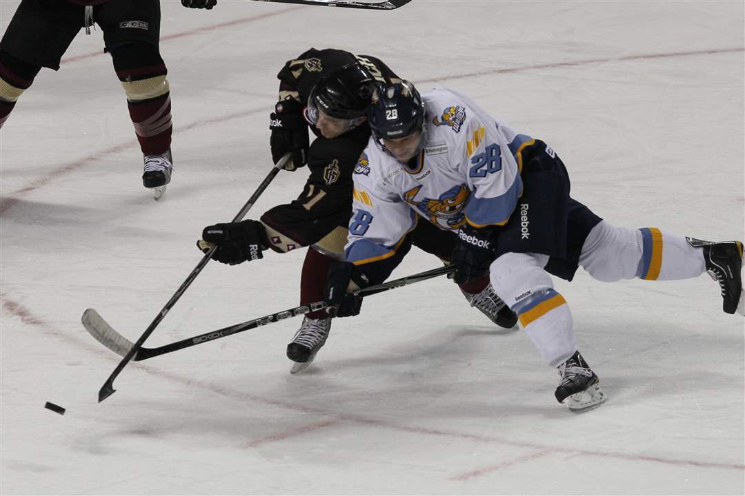 Gladiators-Tyler-Murovich-Walleye-DAvid-Toews-dive-for-puck