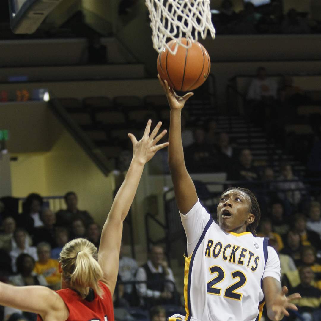 Elle-Queen-tries-to-guard-Toledo-Andola-Dortch