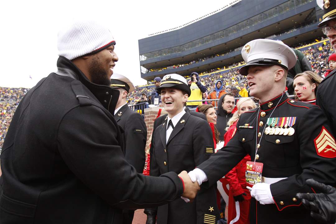 Detroit-Lions-defensive-lineman-and-former-Nebraska-standout-Ndamukong-Suh-shakes-hands-with-the-military