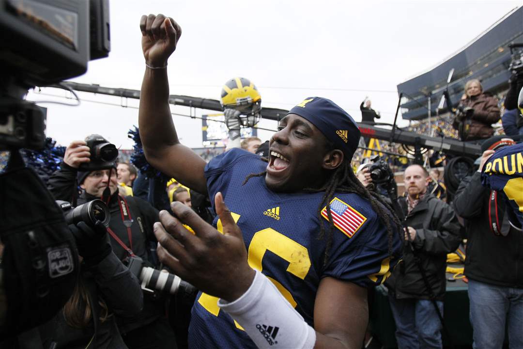 UM-quarterback-Denard-Robinson-sings-with-players-and-fans