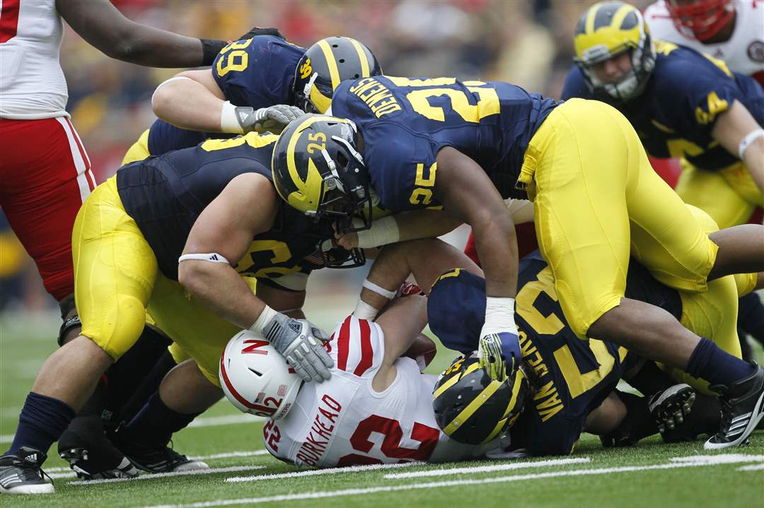 UM-s-defense-swarms-Nebraska-running-back-Rex-Burkhead