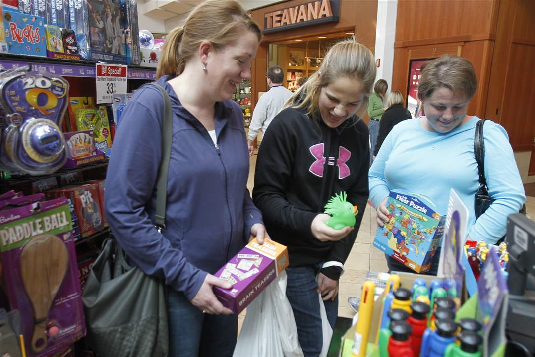 black-friday-westfield-franklin-park-leslie-conrad-lauren-reichel-andrea-reichel