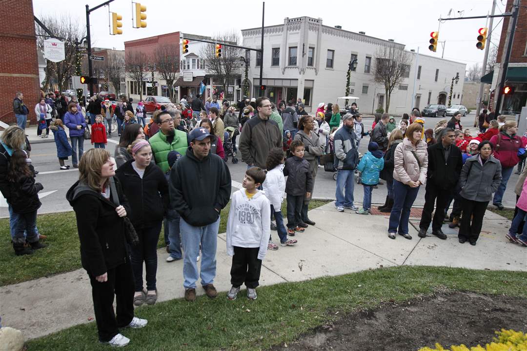 crowd-listen-to-school-choir