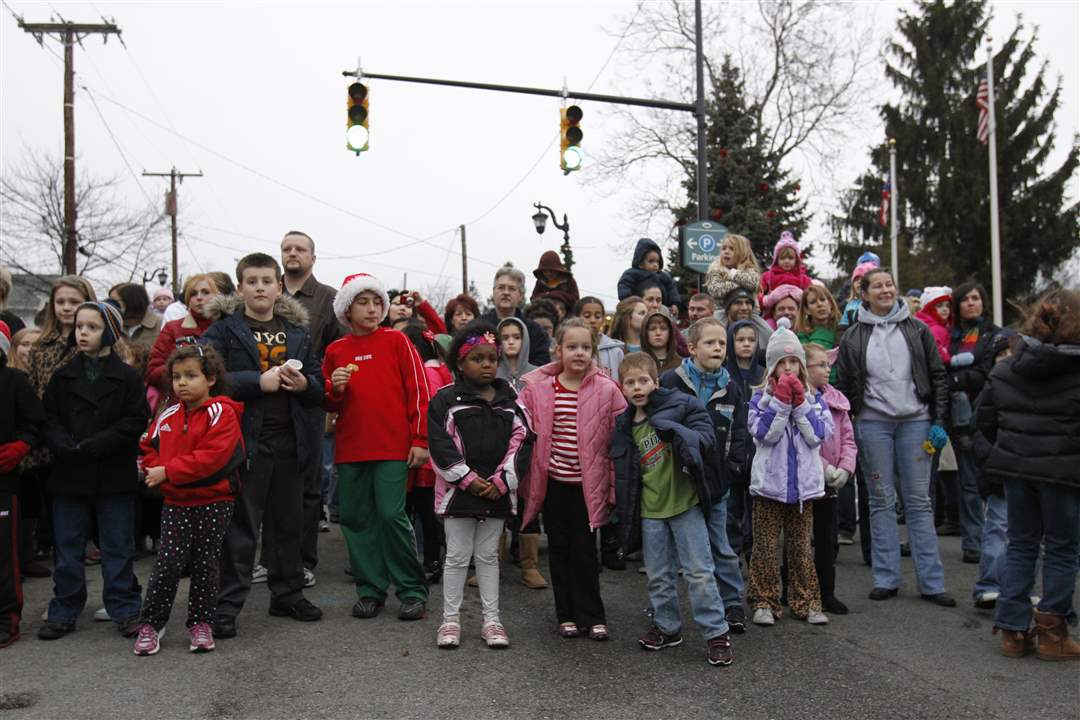 crowd-waits-for-santa