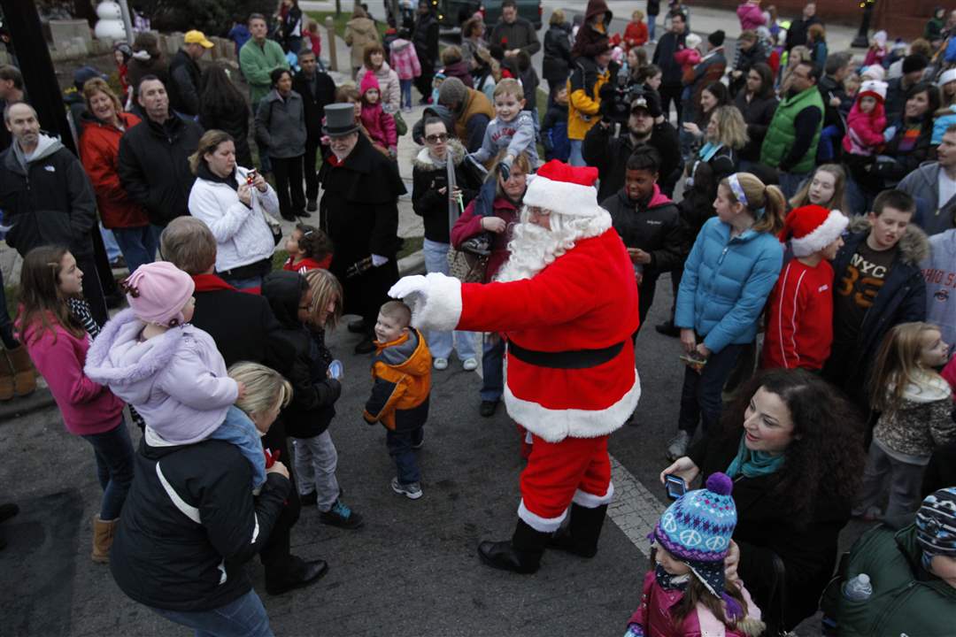 santa-speaks-with-children