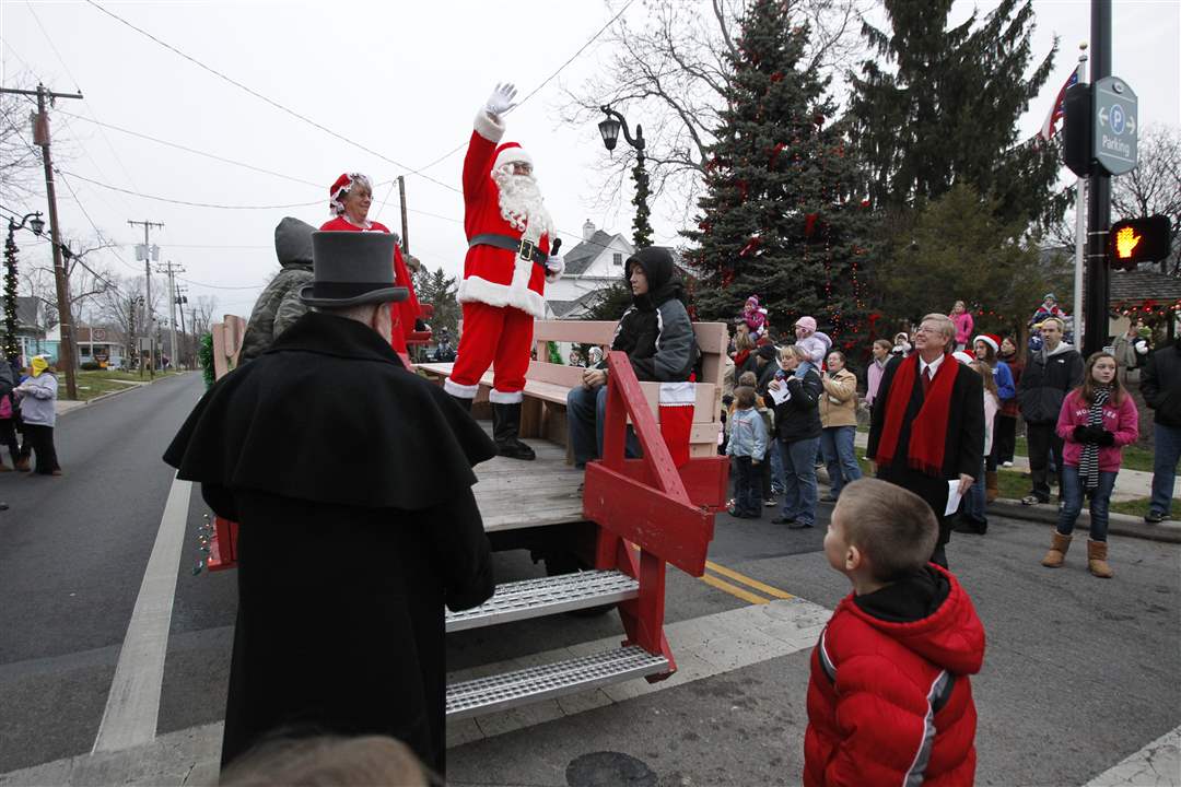 santa-waves-to-crowd