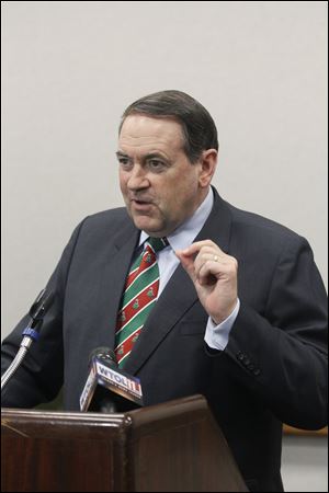 Mike Huckabee, a Baptist minister, addresses about 400 people at the annual benefit banquet for Toledo Christian Schools.