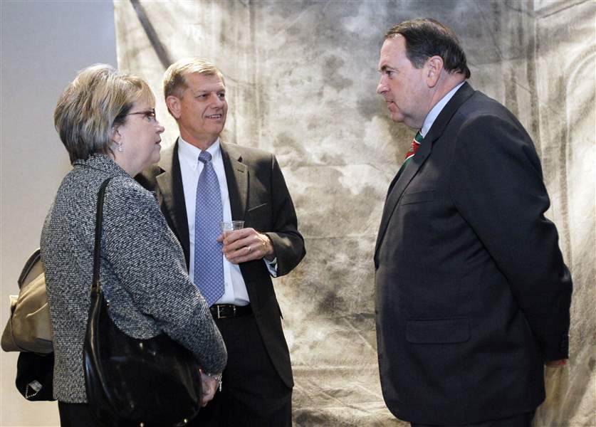 Sandy-Tober-and-her-husband-Rick-Tober-speak-to-Mike-Huckabee
