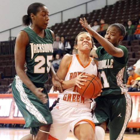 Noelle-Yoder-drives-to-the-basket