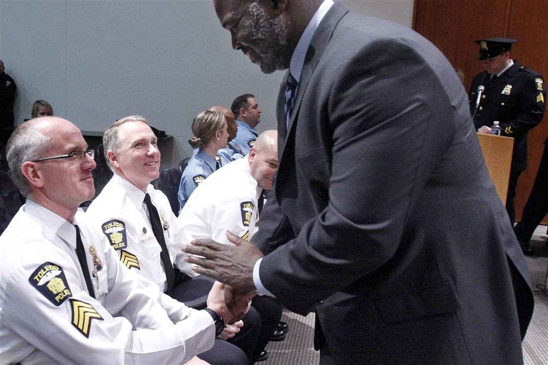 mayor-bell-congratulates-officers