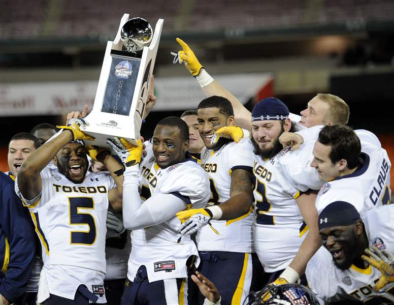 Military-Bowl-Football-UT-trophy