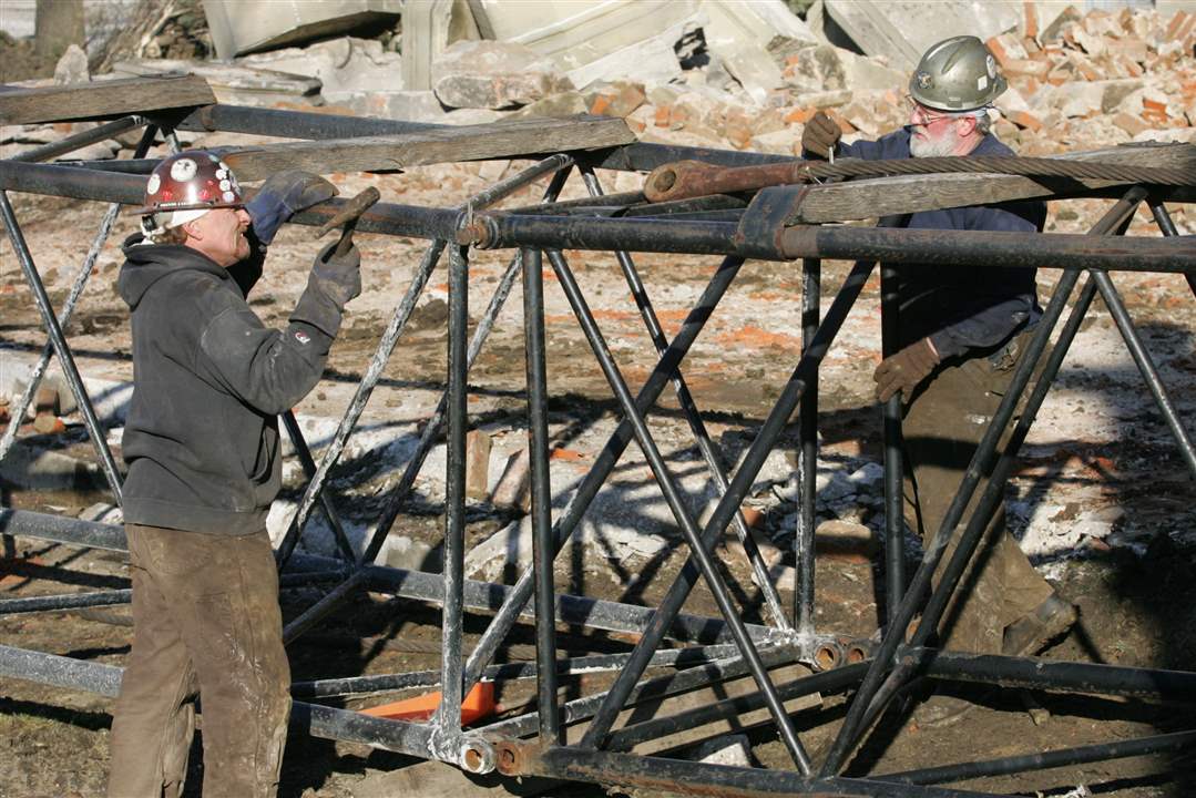 seneca-demolition-crane-assembly