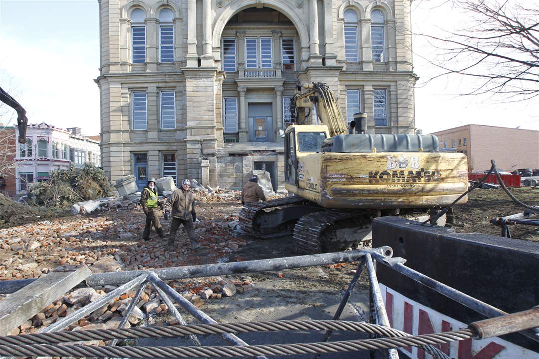 workers-assemble-crane-seneca