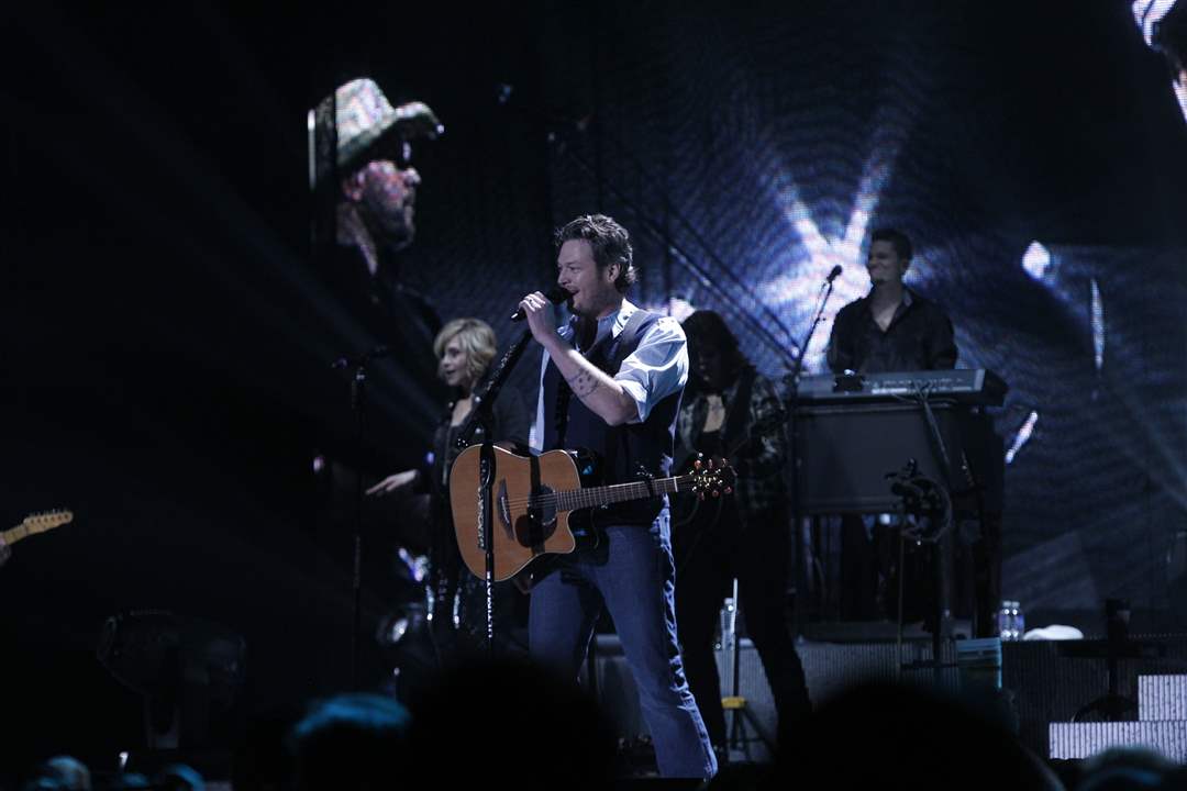 shelton-performs-huntington-center
