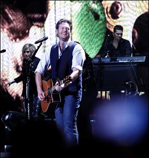 Blake Shelton and his band gave a 21-song, 95-minute performance to Toledo fans Thursday night.