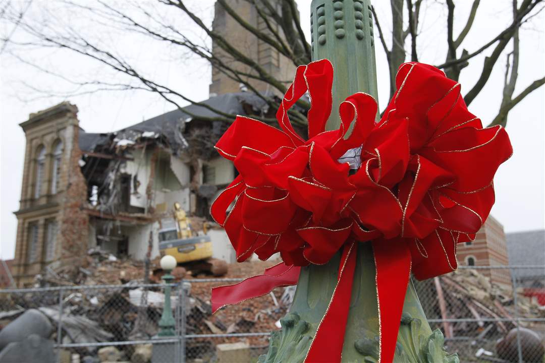 ribbon-tied-around-light-post