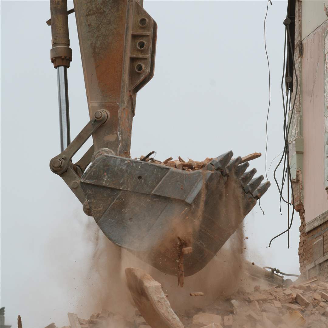 backhoe-dust-1-25